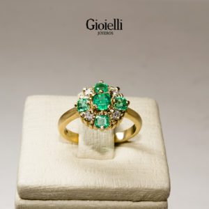 anillo en oro con diamantes y esmeraldas