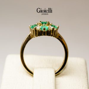 anillo en oro con diamantes y esmeraldas