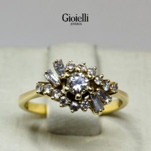 anillo de compromiso en oro con diamantes