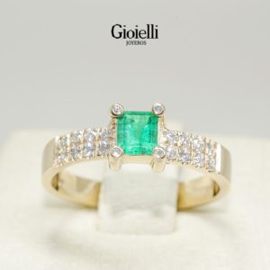 anillo de compromiso con esmeralda y diamantes