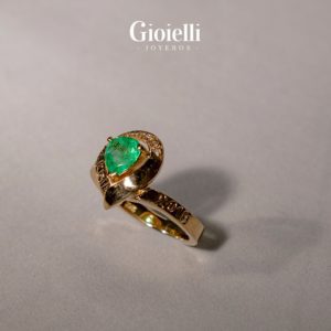 Anillo de grado en Oro 18 kilates con Esmeralda y Diamantes